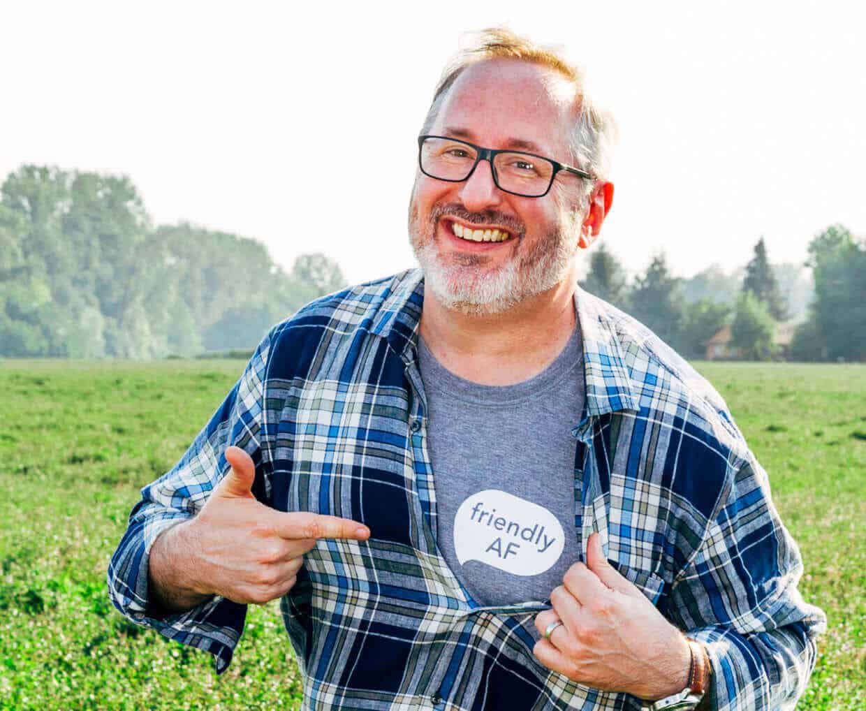 persona sonriendo, amigable AF